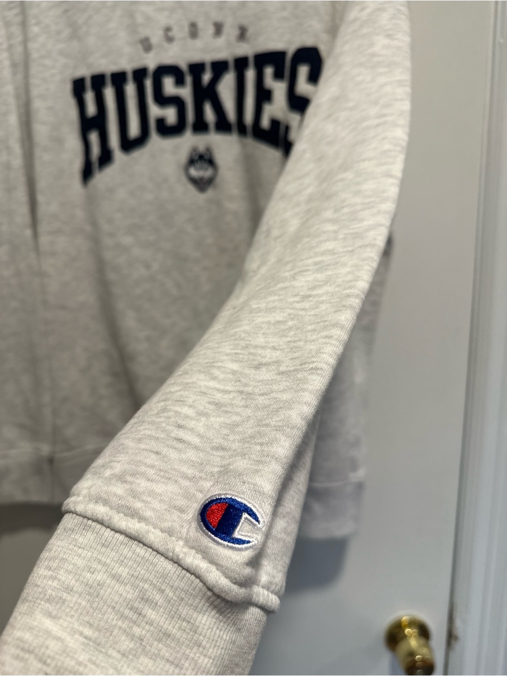 NWOT Champion UCONN Huskies SzL Embroidered logo Spellout Basketball sweatshirt. - Picture 11 of 13